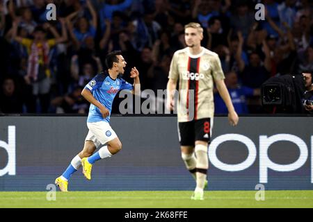 Neapel, Italien. 12. Oktober 2022. NEAPEL - Hirving Lozano vom SSC Napoli feiert den Sieg 1-0 während des UEFA Champions League Group A-Spiels zwischen SSC Napoli und Ajax Amsterdam am 12. Oktober 2022 im Stadio Diego Armando Maradona in Neapel, Italien. ANP MAURICE VAN STEEN Kredit: ANP/Alamy Live Nachrichten Stockfoto