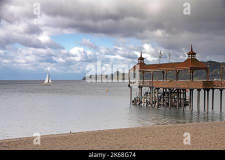 Der hölzerne Pier am Llanquihue-See unter einem wolkigen Himmel in Frutillar, Chile Stockfoto