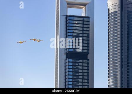 Wasserflugzeug. Flugzeug. Militärfahrzeug. Die spanische Luftwaffe fliegt am Tag des Nationalfeiertags vom 12. Oktober über die Straßen der Stadt Madrid Stockfoto