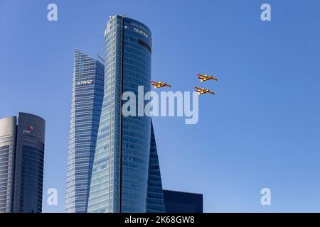 Wasserflugzeug. Flugzeug. Militärfahrzeug. Die spanische Luftwaffe fliegt am Tag des Nationalfeiertags vom 12. Oktober über die Straßen der Stadt Madrid Stockfoto