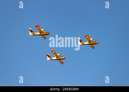 Wasserflugzeug. Flugzeug. Militärfahrzeug. Die spanische Luftwaffe fliegt am Tag des Nationalfeiertags vom 12. Oktober über die Straßen der Stadt Madrid Stockfoto