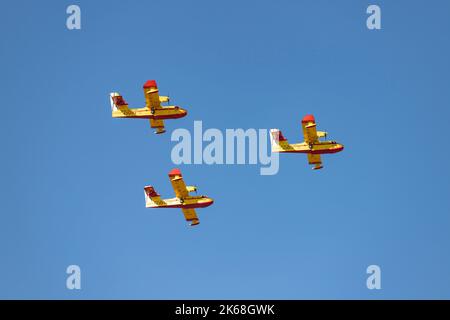 Wasserflugzeug. Flugzeug. Militärfahrzeug. Die spanische Luftwaffe fliegt am Tag des Nationalfeiertags vom 12. Oktober über die Straßen der Stadt Madrid Stockfoto