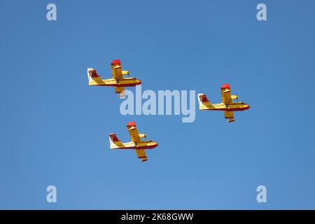 Wasserflugzeug. Flugzeug. Militärfahrzeug. Die spanische Luftwaffe fliegt am Tag des Nationalfeiertags vom 12. Oktober über die Straßen der Stadt Madrid Stockfoto