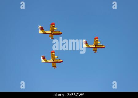 Wasserflugzeug. Flugzeug. Militärfahrzeug. Die spanische Luftwaffe fliegt am Tag des Nationalfeiertags vom 12. Oktober über die Straßen der Stadt Madrid Stockfoto