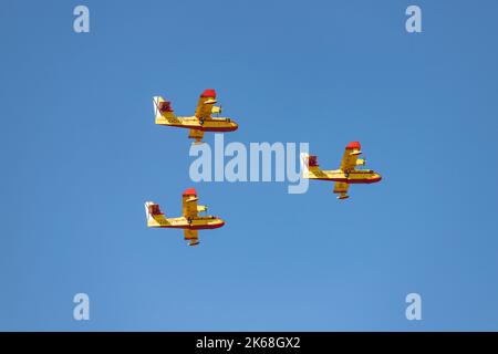 Wasserflugzeug. Flugzeug. Militärfahrzeug. Die spanische Luftwaffe fliegt am Tag des Nationalfeiertags vom 12. Oktober über die Straßen der Stadt Madrid Stockfoto