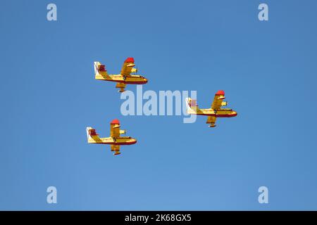 Wasserflugzeug. Flugzeug. Militärfahrzeug. Die spanische Luftwaffe fliegt am Tag des Nationalfeiertags vom 12. Oktober über die Straßen der Stadt Madrid Stockfoto