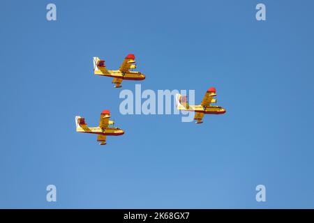 Wasserflugzeug. Flugzeug. Militärfahrzeug. Die spanische Luftwaffe fliegt am Tag des Nationalfeiertags vom 12. Oktober über die Straßen der Stadt Madrid Stockfoto