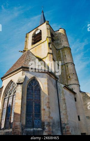 Turm und Chor der mittelalterlichen Kirche St. Johannes des Täufers (St. Jean Baptiste) in der Stadt Moulins-Engilbert, Departement Nièvre, Morvan, Frankreich Stockfoto