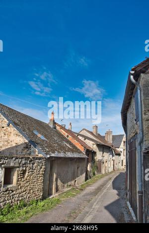 Schmale Straße mit traditionellen Häusern in der mittelalterlichen Stadt Moulins-Engilbert, Departement Nièvre, Morvan, Frankreich Stockfoto