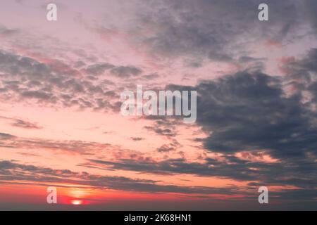 Lila blau Sonnenuntergang rosa Himmel flauschige Wolken auf Gold Sonnenuntergang Sommer tropische Natur Hintergrund Landschaft Stockfoto