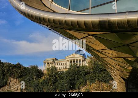 Rike Park, Stadtpark und Erholungsgebiet, rechts Detail von dem Stadttheater, Musiktheater und Ausstellungshalle, hinten der Präsidentenpalast von Geo Stockfoto