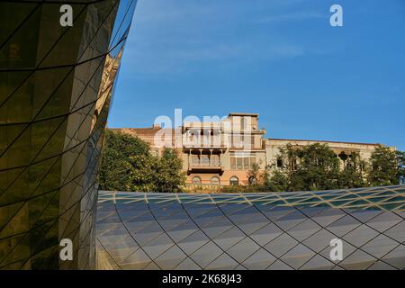 Rike Park, Stadtpark und Erholungsgebiet, Musiktheater und Ausstellungshalle, oben rechts typische Häuser in dem Stadtteil Avlabari, Tiflis, Georgien Stockfoto