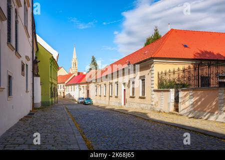 bratislava, slowakei - 16. okt 2019: Enge Gassen des alten Stadtzentrums. Herbsturlaub in europa. Sonniges Wetter am Mittag Stockfoto