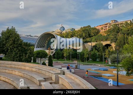 Rike Park, Stadtpark und Erholungsgebiet, Musiktheater und Ausstellungshalle, Spielplatz, Präsidentenpalast und Stadtteil Avlabari, Tiflis, Georgien Stockfoto