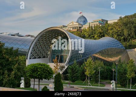 Rike Park, Stadtpark und Erholungsgebiet, Stadttheater, Musiktheater und Ausstellungshalle, hinten der Präsidentenpalast von Georgien, Tiflis, Georgie Stockfoto