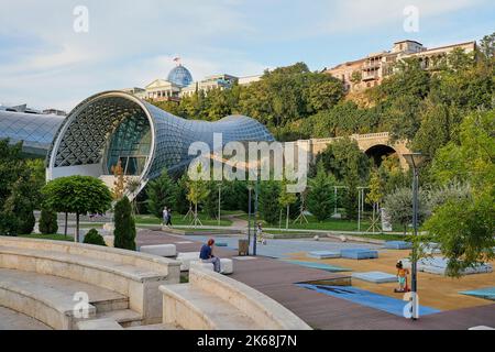 Rike Park, Stadtpark und Erholungsgebiet, Musiktheater und Ausstellungshalle, Spielplatz, Präsidentenpalast und Stadtteil Avlabari, Tiflis, Georgien Stockfoto