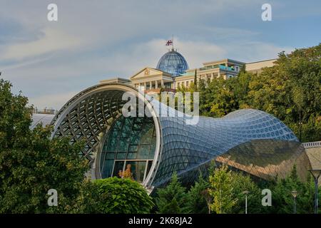 Rike Park, Stadtpark und Erholungsgebiet, Musiktheater und Ausstellungshalle, Spielplatz, Präsidentenpalast und Stadtteil Avlabari, Tiflis, Georgien Stockfoto