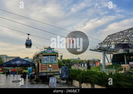 Rike Park, Stadtpark, historische Straßenbahn als Cafe, Station der Seilbahn und Fesselballon, Air Balloon Tbilisi, Tiflis, Georgien Stockfoto
