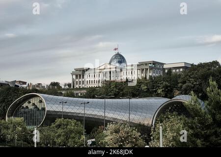 Rike Park, Stadtpark und Erholungsgebiet, Stadttheater, Musiktheater und Ausstellungshalle, hinten Präsidentenpalast von Georgien, Tiflis, Georgien Stockfoto