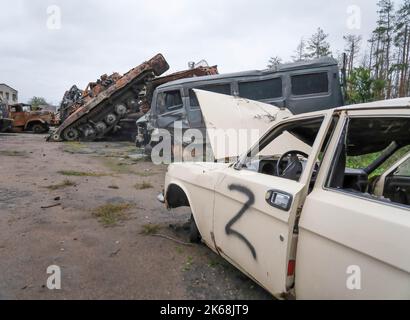 Lyman, Ukraine. 11. Oktober 2022. Zerstörtes Fahrzeug mit dem Schild Ã¬ZÃ® sind Markierungen, die häufig auf russischen Militärfahrzeugen gefunden werden, in Lyman zu sehen, einer kürzlich von russischen Truppen befreiten Stadt im Donezker Gebiet. Mindestens 32 ukrainische Soldatenleichen wurden aus einem Massengrab in Lyman, einer Stadt im Donezker Gebiet, die unter russischer Besatzung stand, exhumiert. Die Behörden sagten, dass sie zusammen begraben wurden und erste Untersuchungen zeigten, dass einige Leichen mit verbundenen Augen und an den Händen gebunden waren, was Anzeichen von Folter und Hinrichtung nahelegt. Weitere 22 Zivilisten, darunter Kinder, wurden aus einem anderen b exhumiert Stockfoto