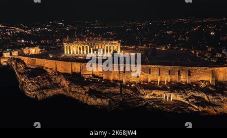 Ein Panoramablick auf den Parthenon-Tempel der Akropolis in Athen bei Nacht Stockfoto