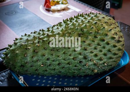 Guanabana ist eine tropische Frucht, die in Kolumbien erhältlich ist Stockfoto