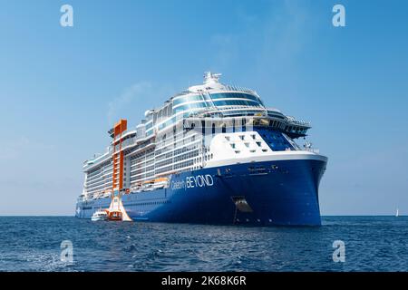 VILLEFRANCHE-SUR-MER, FRANKREICH - 23. JULI 2022: Celebrity Cruises Schiff dahinter im Hafen von Villefranche-Sur-Mer, Französische Riviera verankert. Stockfoto
