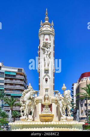 Der Luceros-Brunnen. Alicante, Spanien. Die Skulptur befindet sich auf dem Luceros plaza oder dem Platz und ist eine Touristenattraktion. Stockfoto