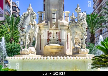 Der Luceros-Brunnen. Alicante, Spanien. Die Skulptur befindet sich auf dem Luceros plaza oder dem Platz und ist eine Touristenattraktion. Stockfoto