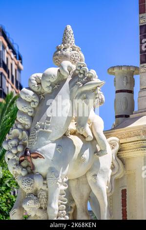 Der Luceros-Brunnen. Alicante, Spanien. Die Skulptur befindet sich auf dem Luceros plaza oder dem Platz und ist eine Touristenattraktion. Stockfoto