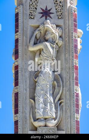 Der Luceros-Brunnen. Alicante, Spanien. Die Skulptur befindet sich auf dem Luceros plaza oder dem Platz und ist eine Touristenattraktion. Stockfoto