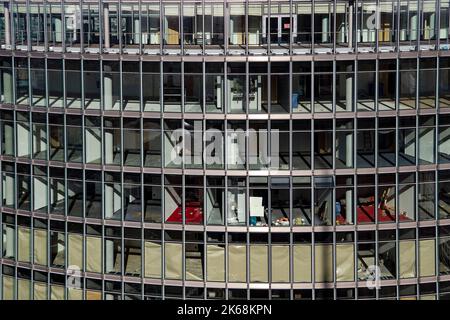 Berlin, Deutschland. 12. Oktober 2022. Zahlreiche Räume in einem Bürogebäude sind leer. Quelle: Paul Zinken/dpa/Alamy Live News Stockfoto