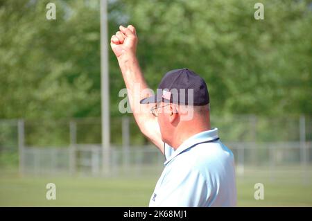 Softball spielt in den USA für ASA, während Spiele Anrufe tätigen und im Vorspiel Fledermäuse, Aufstellungen und Regeln und solche Streiks oder aus überprüfen Stockfoto