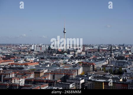 Berlin, Deutschland. 12. Oktober 2022. Der Fernsehturm ragt in den blauen Himmel. Quelle: Paul Zinken/dpa/Alamy Live News Stockfoto