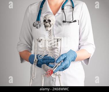 Karpallschmerz-Konzept. Handgelenk, Handknochenschmerzen. Entzündung der Fingergelenke. Hochwertige Fotos Stockfoto