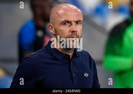 Napoli, Italien. 12. Oktober 2022. Alfred Schreuder Cheftrainer des AFC Ajax sieht während der Champions League Group Ein Fußballspiel zwischen SSC Napoli und AFC Ajax im Diego Armando Maradona Stadion in Napoli (Italien), 12.. Oktober 2022. Foto Andrea Staccioli/Insidefoto Kredit: Insidefoto di andrea staccioli/Alamy Live News Stockfoto