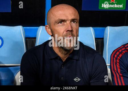 Napoli, Italien. 12. Oktober 2022. Alfred Schreuder Cheftrainer des AFC Ajaxblickt während der Champions League Group Auf Ein Fußballspiel zwischen SSC Napoli und AFC Ajax im Diego Armando Maradona Stadion in Napoli (Italien), 12.. Oktober 2022. Foto Andrea Staccioli/Insidefoto Kredit: Insidefoto di andrea staccioli/Alamy Live News Stockfoto