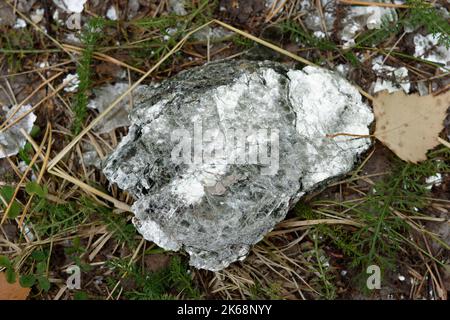 Makrofotografie von natürlichen unverarbeiteten Glimmermineralien in einer natürlichen Ablagerung. Stockfoto