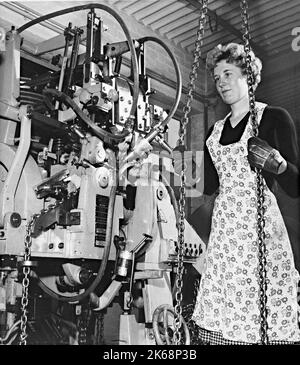 Frau, die Kettenbaumaschine bei Joseph Woodhouse betreibt, Kettenmacher, Cradley Heath 1961 Stockfoto