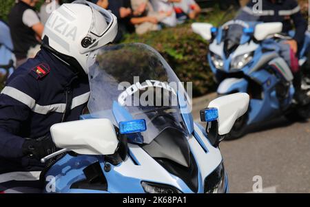 Vicenza, VI, Italien - 9. Oktober 2022: Motorradpolizist auf Motorrad mit Text POLIZEI, was Polizei in italienischer Sprache bedeutet Stockfoto