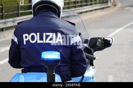 Vicenza, VI, Italien - 9. Oktober 2022: Motorradpolizist auf Motorrad mit Text POLIZEI, was Polizei in italienischer Sprache bedeutet Stockfoto