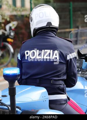 Vicenza, VI, Italien - 9. Oktober 2022: Motorradpolizist auf Motorrad mit Text POLIZEI, was Polizei in italienischer Sprache bedeutet Stockfoto