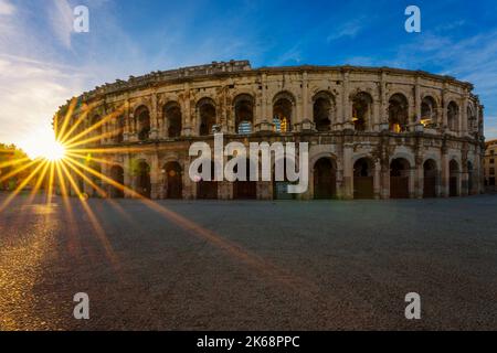 Berühmte Arena bei Sonnenuntergang, Nimes, Frankreich Stockfoto