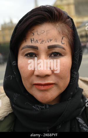 London, Großbritannien. 12. Oktober 2022. Demonstration Hazaras marschieren auf den Platz des Parlaments, die UNO sollte den #Hazaragenmord anerkennen, am 30. September 2022 sprengte sich ein Selbstmordattentäter im Kaaj-Bildungszentrum in Dashte Barchi, einem Hazara-Viertel in Kabul, Afghanistan, in die Luft und tötete mindestens 52 Menschen. London, Großbritannien. 12. Oktober 2022. Quelle: Siehe Li/Picture Capital/Alamy Live News Stockfoto