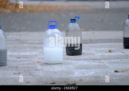 Großes Schachbrett aus Kreide mit Schachfiguren aus Plastikflaschen, am 12. Oktober 2022 auf dem Franjo Tudjman Platz in Zagreb, Kroatien, gesehen Foto: Slaven Branislav Babic/PIXSELL Stockfoto