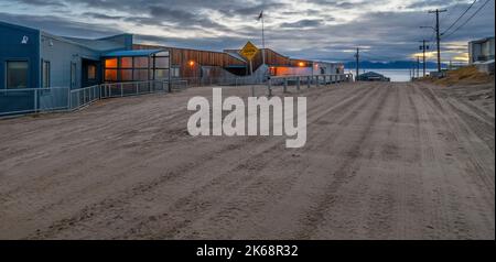 Öffentliche Grundschule in Pond Inlet wie bei Sonnenaufgang gesehen Stockfoto