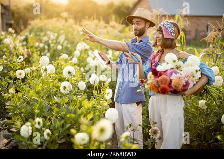 Bauern arbeiten auf Blumenfarmen im Freien Stockfoto