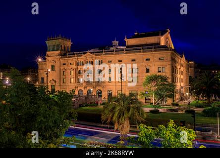 Skyline der Stadt mit dem Victoria Eugenia Antzokia Theater ein emblematisches Gebäude in Donostia San Sebastian, Baskenland Spanien bei Sonnenuntergang mit leichten Wegen Stockfoto