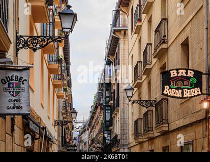 San Sebastian, Spanien - 25. Juni 2021: Baskische Restaurants und Bars berühmt für Pintxos oder Tapas in den engen Gassen, Altstadt Donostia, Baskenland Stockfoto