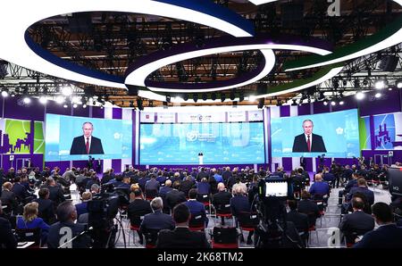 Moskau, Russland. 12. Oktober 2022. Der russische Präsident Wladimir Putin hält eine Rede während der Plenarsitzung des Internationalen Forums der Russischen Energiewoche in Moskau, Russland, am Mittwoch, den 12. Oktober 2022. Foto von Kremlin Pool/UPI Credit: UPI/Alamy Live News Stockfoto